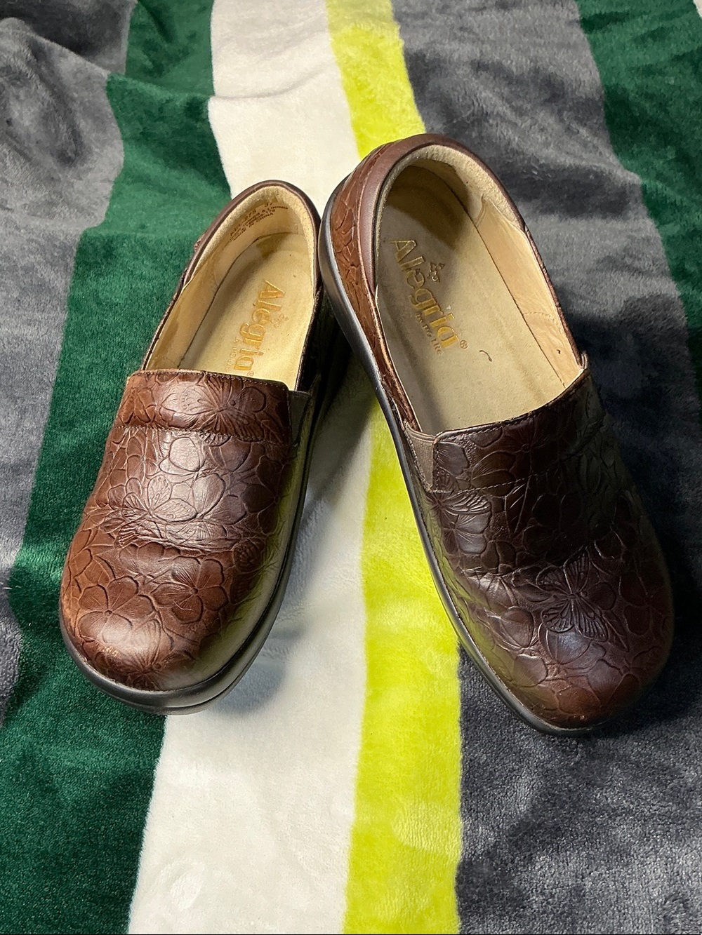 Alegria Keli Professional Comfort Slip-On Clogs Brown Floral Embossed Leather 7